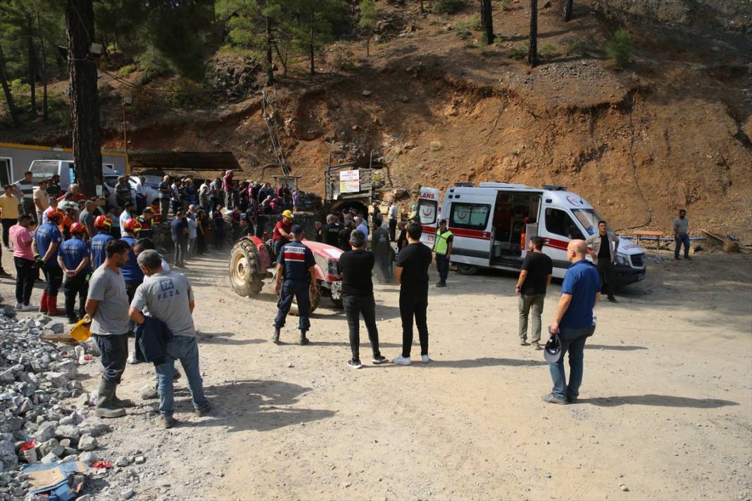 İğneyle kuyu kazıldı, madende göçük altında kalan işçiler kurtarıldı 4